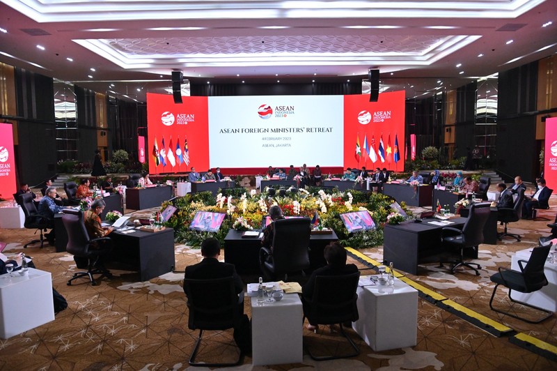 Para Menteri Luar Negeri (Menlu) negara-negara ASEAN serta Sekretaris Jenderal ASEAN berfoto bersama sebelum memulai pertemuan 32nd ASEAN Coordinating Council (ACC) Meeting di Nusantara Hall, Sekretariat ASEAN, pada Jumat (3/2/2023). (Dok. Kementerian Luar Negeri (Kemlu) RI)