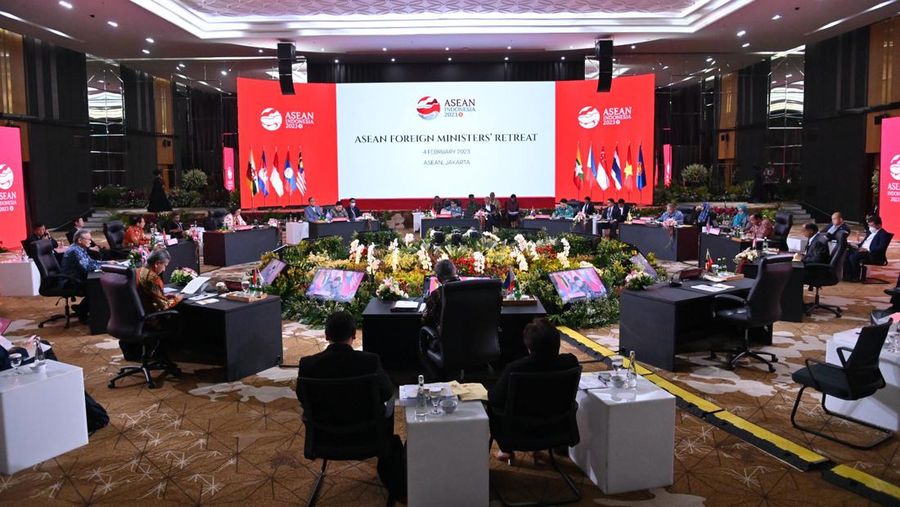 Para Menteri Luar Negeri (Menlu) negara-negara ASEAN serta Sekretaris Jenderal ASEAN berfoto bersama sebelum memulai pertemuan 32nd ASEAN Coordinating Council (ACC) Meeting di Nusantara Hall, Sekretariat ASEAN, pada Jumat (3/2/2023). (Dok. Kementerian Luar Negeri (Kemlu) RI)
