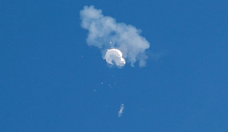 Balon mata-mata Cina yang diduga melayang ke laut setelah ditembak jatuh di lepas pantai di Pantai Surfside, Carolina Selatan, AS 4 Februari 2023. Balon mata-mata Cina yang diduga melayang ke laut setelah ditembak jatuh di lepas pantai di Pantai Surfside, Carolina Selatan, AS 4 Februari 2023. (REUTERS/Randall Hill)