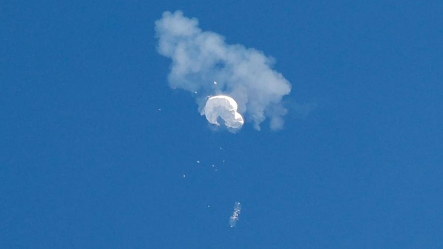 Balon mata-mata Cina yang diduga melayang ke laut setelah ditembak jatuh di lepas pantai di Pantai Surfside, Carolina Selatan, AS 4 Februari 2023. (REUTERS/Randall Hill)