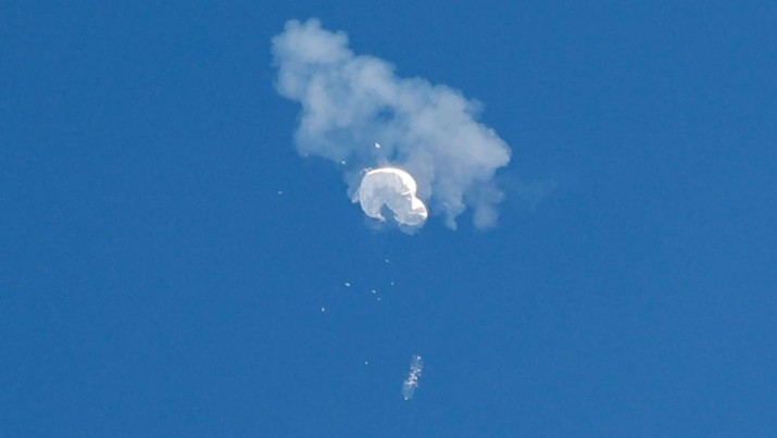 Balon mata-mata Cina yang diduga melayang ke laut setelah ditembak jatuh di lepas pantai di Pantai Surfside, Carolina Selatan, AS 4 Februari 2023. (REUTERS/Randall Hill)