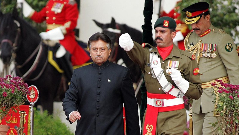 Mantan Presiden Pakistan, Pervez Musharraf berbicara kepada anggota Komunitas Pakistan Inggris pada tanggal 2 Oktober 2010 di Birmingham, Inggris. Musharraf baru-baru ini mengumumkan kembalinya dia ke politik garis depan, dengan peluncuran partai politik baru, 'Liga Muslim Seluruh Pakistan'.  (Photo by Dan Kitwood/Getty Images)