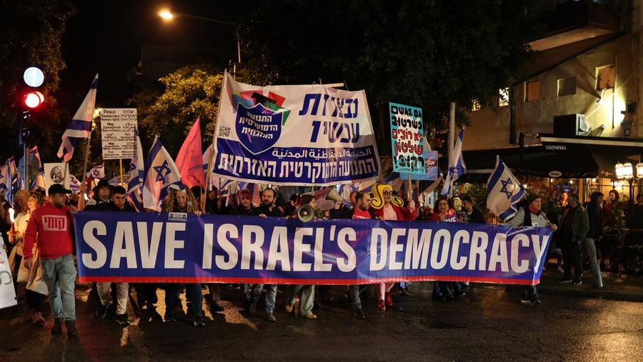 Warga Israel memegang bendera saat mereka memprotes koalisi sayap kanan baru Perdana Menteri Benjamin Netanyahu dan usulan reformasi peradilan untuk mengurangi kekuasaan Mahkamah Agung di Tel Aviv, Israel 4 Februari 2023. (REUTERS/Ronen Zvulun)