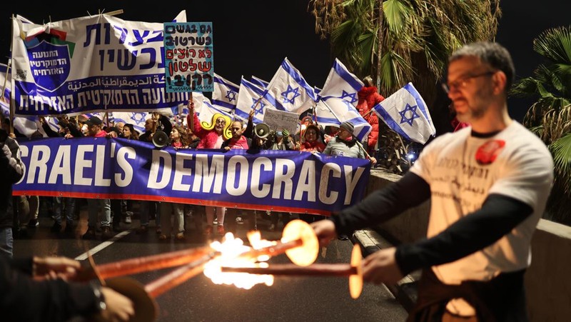 Warga Israel memegang bendera saat mereka memprotes koalisi sayap kanan baru Perdana Menteri Benjamin Netanyahu dan usulan reformasi peradilan untuk mengurangi kekuasaan Mahkamah Agung di Tel Aviv, Israel 4 Februari 2023. (REUTERS/Ronen Zvulun)