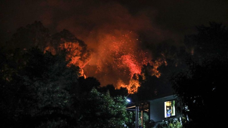 TOPSHOT - Pemandangan kebakaran di Santa Juana, provinsi Concepcion, Chili pada 3 Februari 2023. - Chili telah mengumumkan keadaan bencana di beberapa wilayah tengah-selatan setelah gelombang panas dahsyat memicu kebakaran hutan yang menyebabkan empat orang tewas, kata pihak berwenang pada hari Jumat . (JAVIER TORRES/AFP via Getty Images)