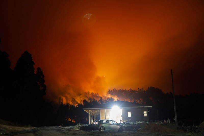 Pemandangan kebakaran di Santa Juana, provinsi Concepcion, Chili pada 3 Februari 2023. - Chili telah mengumumkan keadaan bencana di beberapa wilayah tengah-selatan setelah gelombang panas dahsyat memicu kebakaran hutan yang menyebabkan empat orang tewas, kata pihak berwenang pada hari Jumat . TOPSHOT - Pemandangan kebakaran di Santa Juana, provinsi Concepcion, Chili pada 3 Februari 2023. - Chili telah mengumumkan keadaan bencana di beberapa wilayah tengah-selatan setelah gelombang panas dahsyat memicu kebakaran hutan yang menyebabkan empat orang tewas, kata pihak berwenang pada hari Jumat . (JAVIER TORRES/AFP via Getty Images)