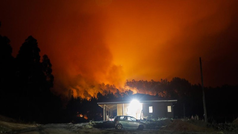 TOPSHOT - Pemandangan kebakaran di Santa Juana, provinsi Concepcion, Chili pada 3 Februari 2023. - Chili telah mengumumkan keadaan bencana di beberapa wilayah tengah-selatan setelah gelombang panas dahsyat memicu kebakaran hutan yang menyebabkan empat orang tewas, kata pihak berwenang pada hari Jumat . (JAVIER TORRES/AFP via Getty Images)