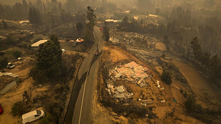 Pemandangan udara dari ladang yang terbakar selama kebakaran di Santa Juana, provinsi Concepcion, Chili pada 3 Februari 2023. - Chili telah mengumumkan keadaan bencana di beberapa wilayah tengah-selatan setelah gelombang panas yang dahsyat memicu kebakaran hutan yang menyebabkan empat orang tewas, pihak berwenang kata pada hari Jumat. (JAVIER TORRES/AFP via Getty Images)