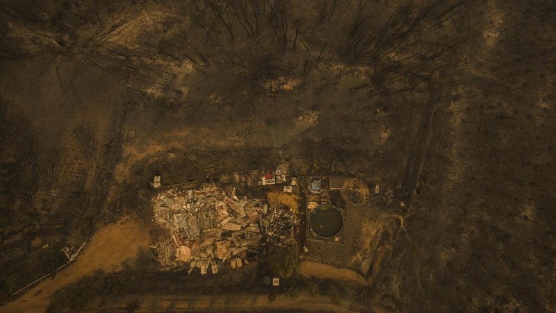 TOPSHOT - Pemandangan kebakaran di Santa Juana, provinsi Concepcion, Chili pada 3 Februari 2023. - Chili telah mengumumkan keadaan bencana di beberapa wilayah tengah-selatan setelah gelombang panas dahsyat memicu kebakaran hutan yang menyebabkan empat orang tewas, kata pihak berwenang pada hari Jumat . (JAVIER TORRES/AFP via Getty Images)