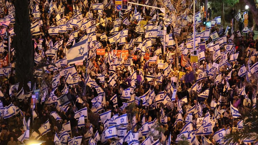 Pengunjuk rasa Israel menghadiri rapat umum menentang pemerintah baru sayap kanan Perdana Menteri Benjamin Netanyahu di kota pesisir Tel Aviv pada 4 Februari 2023. - Ribuan orang berdemonstrasi di pusat Tel Aviv selama lima minggu berturut-turut menentang reformasi hukum kontroversial yang digembar-gemborkan oleh Israel Pemerintah kanan keras Perdana Menteri Benjamin Netanyahu. (JACK GUEZ/AFP via Getty Images)