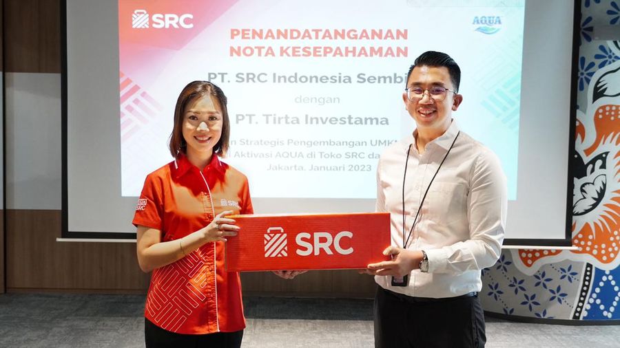 PT SRC Indonesia Sembilan (SRCIS) kembali mengukuhkan
komitmennya dalam mengembangkan pelaku usaha mikro, kecil, dan menengah (UMKM),
khususnya para pemilik toko kelontong yang tergabung ke dalam Sampoerna Retail Community
(SRC), agar semakin berdaya saing dan dapat terus berkontribusi pada perekonomian
Indonesia. Upaya ini dilakukan melalui berbagai kolaborasi dan inovasi.