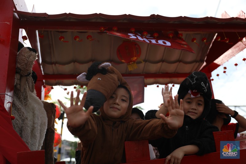 Ribuan warga Bekasi memadati wilayah Klenteng Hok lay kiong Desa Margahayu, Kota Bekasi, Jawa Barat pada Minggu (5/2/2023) untuk menyaksikan pawai budaya dalam perayaan Cap Go Meh di Kota Bekasi. (CNBC Indonesia/Tias Budiarto)