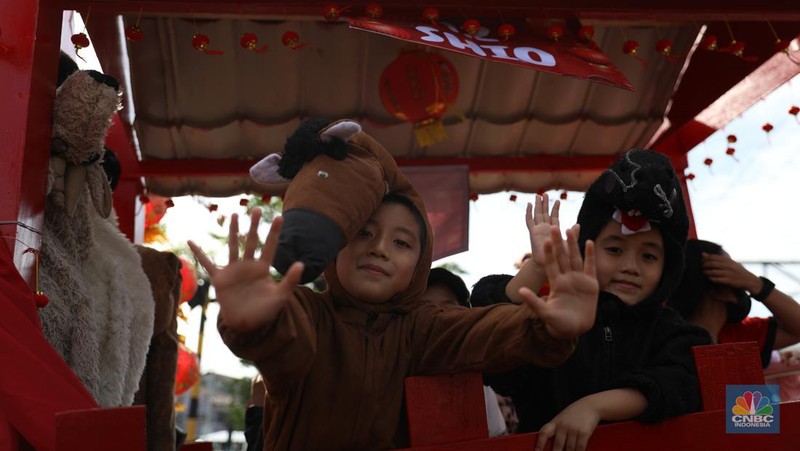 Ribuan warga Bekasi memadati wilayah Klenteng Hok lay kiong Desa Margahayu, Kota Bekasi, Jawa Barat pada Minggu (5/2/2023) untuk menyaksikan pawai budaya dalam perayaan Cap Go Meh di Kota Bekasi. (CNBC Indonesia/Tias Budiarto)