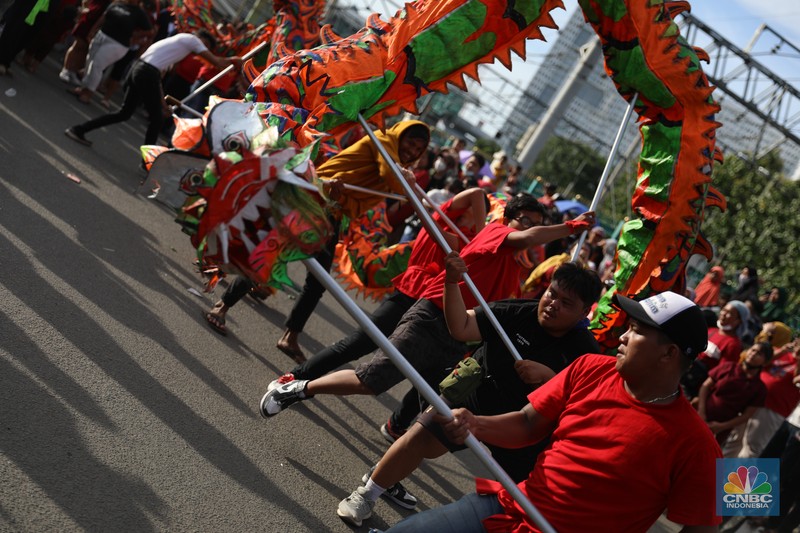 Ribuan warga Bekasi memadati wilayah Klenteng Hok lay kiong Desa Margahayu, Kota Bekasi, Jawa Barat pada Minggu (5/2/2023) untuk menyaksikan pawai budaya dalam perayaan Cap Go Meh di Kota Bekasi. Ribuan warga Bekasi memadati wilayah Klenteng Hok lay kiong Desa Margahayu, Kota Bekasi, Jawa Barat pada Minggu (5/2/2023) untuk menyaksikan pawai budaya dalam perayaan Cap Go Meh di Kota Bekasi. (CNBC Indonesia/Tias Budiarto)