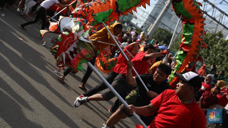 Ribuan warga Bekasi memadati wilayah Klenteng Hok lay kiong Desa Margahayu, Kota Bekasi, Jawa Barat pada Minggu (5/2/2023) untuk menyaksikan pawai budaya dalam perayaan Cap Go Meh di Kota Bekasi. (CNBC Indonesia/Tias Budiarto)