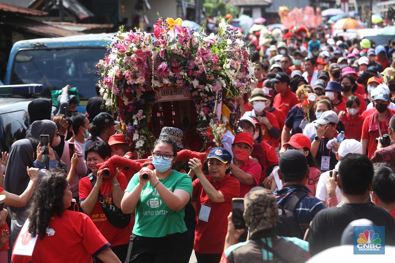 Ribuan warga Bekasi memadati wilayah Klenteng Hok lay kiong Desa Margahayu, Kota Bekasi, Jawa Barat pada Minggu (5/2/2023) untuk menyaksikan pawai budaya dalam perayaan Cap Go Meh di Kota Bekasi. Ribuan warga Bekasi memadati wilayah Klenteng Hok lay kiong Desa Margahayu, Kota Bekasi, Jawa Barat pada Minggu (5/2/2023) untuk menyaksikan pawai budaya dalam perayaan Cap Go Meh di Kota Bekasi. (CNBC Indonesia/Tias Budiarto)