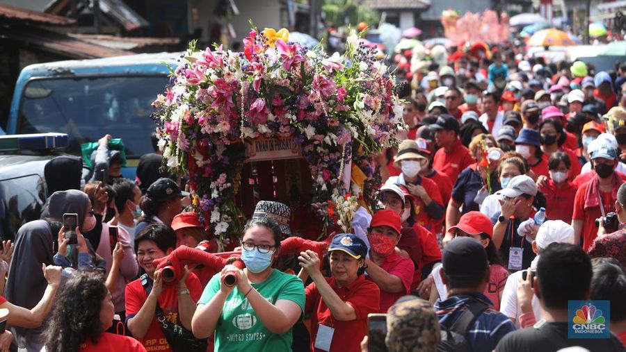 Ribuan warga Bekasi memadati wilayah Klenteng Hok lay kiong Desa Margahayu, Kota Bekasi, Jawa Barat pada Minggu (5/2/2023) untuk menyaksikan pawai budaya dalam perayaan Cap Go Meh di Kota Bekasi. (CNBC Indonesia/Tias Budiarto)