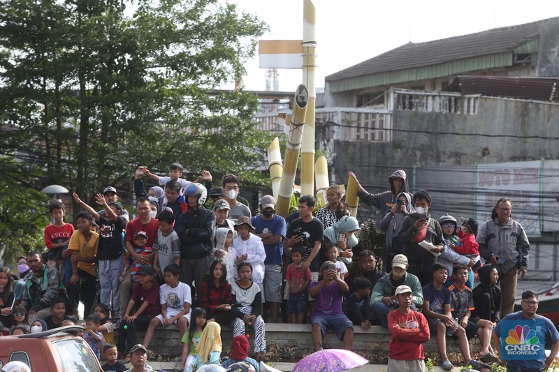 Ribuan warga Bekasi memadati wilayah Klenteng Hok lay kiong Desa Margahayu, Kota Bekasi, Jawa Barat pada Minggu (5/2/2023) untuk menyaksikan pawai budaya dalam perayaan Cap Go Meh di Kota Bekasi. Ribuan warga Bekasi memadati wilayah Klenteng Hok lay kiong Desa Margahayu, Kota Bekasi, Jawa Barat pada Minggu (5/2/2023) untuk menyaksikan pawai budaya dalam perayaan Cap Go Meh di Kota Bekasi. (CNBC Indonesia/Tias Budiarto)