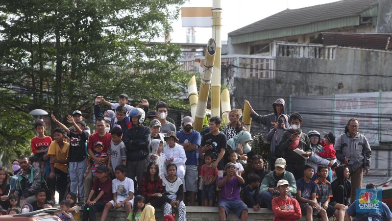 Ribuan warga Bekasi memadati wilayah Klenteng Hok lay kiong Desa Margahayu, Kota Bekasi, Jawa Barat pada Minggu (5/2/2023) untuk menyaksikan pawai budaya dalam perayaan Cap Go Meh di Kota Bekasi. (CNBC Indonesia/Tias Budiarto)