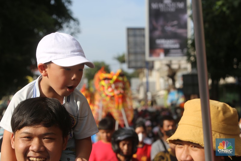 Ribuan warga Bekasi memadati wilayah Klenteng Hok lay kiong Desa Margahayu, Kota Bekasi, Jawa Barat pada Minggu (5/2/2023) untuk menyaksikan pawai budaya dalam perayaan Cap Go Meh di Kota Bekasi. Ribuan warga Bekasi memadati wilayah Klenteng Hok lay kiong Desa Margahayu, Kota Bekasi, Jawa Barat pada Minggu (5/2/2023) untuk menyaksikan pawai budaya dalam perayaan Cap Go Meh di Kota Bekasi. (CNBC Indonesia/Tias Budiarto)