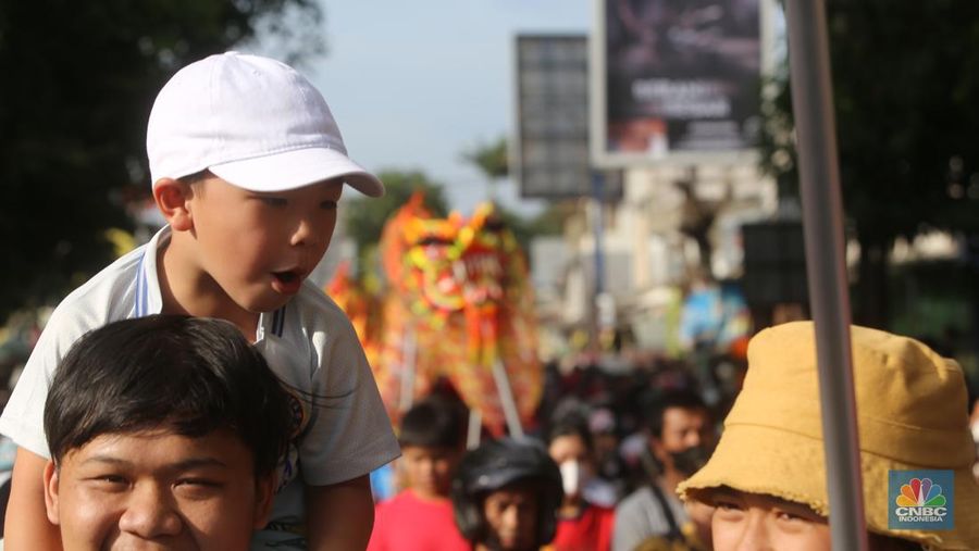 Ribuan warga Bekasi memadati wilayah Klenteng Hok lay kiong Desa Margahayu, Kota Bekasi, Jawa Barat pada Minggu (5/2/2023) untuk menyaksikan pawai budaya dalam perayaan Cap Go Meh di Kota Bekasi. (CNBC Indonesia/Tias Budiarto)