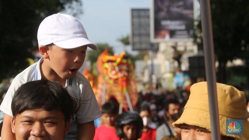 Ribuan warga Bekasi memadati wilayah Klenteng Hok lay kiong Desa Margahayu, Kota Bekasi, Jawa Barat pada Minggu (5/2/2023) untuk menyaksikan pawai budaya dalam perayaan Cap Go Meh di Kota Bekasi. (CNBC Indonesia/Tias Budiarto)