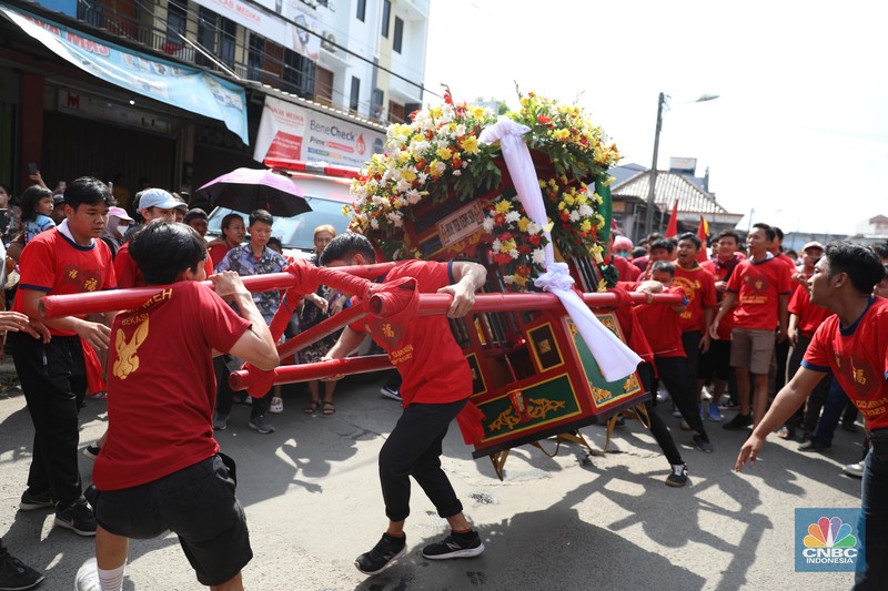 Ribuan warga Bekasi memadati wilayah Klenteng Hok lay kiong Desa Margahayu, Kota Bekasi, Jawa Barat pada Minggu (5/2/2023) untuk menyaksikan pawai budaya dalam perayaan Cap Go Meh di Kota Bekasi. (CNBC Indonesia/Tias Budiarto)