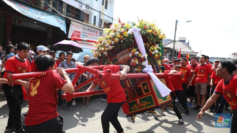 Ribuan warga Bekasi memadati wilayah Klenteng Hok lay kiong Desa Margahayu, Kota Bekasi, Jawa Barat pada Minggu (5/2/2023) untuk menyaksikan pawai budaya dalam perayaan Cap Go Meh di Kota Bekasi. (CNBC Indonesia/Tias Budiarto)