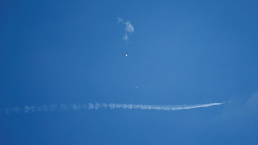 Balon mata-mata Cina yang diduga melayang ke laut setelah ditembak jatuh di lepas pantai di Pantai Surfside, Carolina Selatan, AS 4 Februari 2023. (REUTERS/Randall Hill)