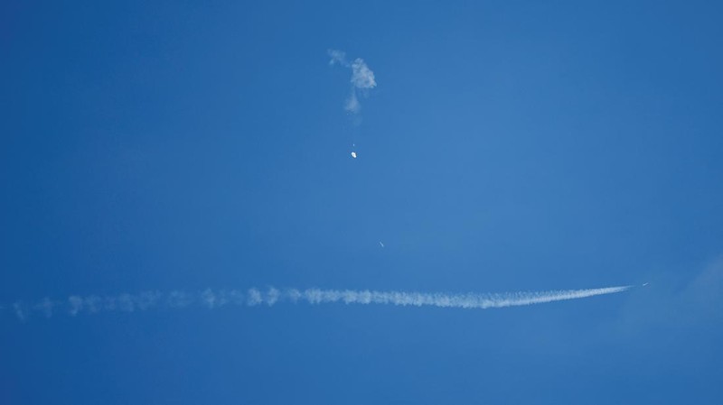 Balon mata-mata Cina yang diduga melayang ke laut setelah ditembak jatuh di lepas pantai di Pantai Surfside, Carolina Selatan, AS 4 Februari 2023. (REUTERS/Randall Hill)