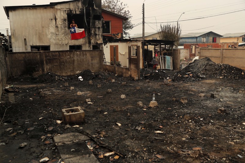 Pemandangan kebakaran di Santa Juana, provinsi Concepcion, Chili pada 3 Februari 2023. - Chili telah mengumumkan keadaan bencana di beberapa wilayah tengah-selatan setelah gelombang panas dahsyat memicu kebakaran hutan yang menyebabkan empat orang tewas, kata pihak berwenang pada hari Jumat . TOPSHOT - Pemandangan kebakaran di Santa Juana, provinsi Concepcion, Chili pada 3 Februari 2023. - Chili telah mengumumkan keadaan bencana di beberapa wilayah tengah-selatan setelah gelombang panas dahsyat memicu kebakaran hutan yang menyebabkan empat orang tewas, kata pihak berwenang pada hari Jumat . (JAVIER TORRES/AFP via Getty Images)