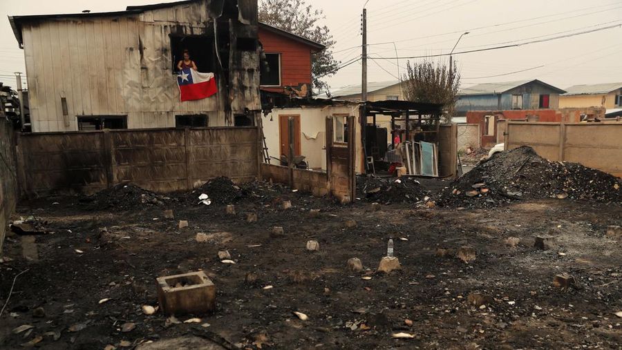 TOPSHOT - Pemandangan kebakaran di Santa Juana, provinsi Concepcion, Chili pada 3 Februari 2023. - Chili telah mengumumkan keadaan bencana di beberapa wilayah tengah-selatan setelah gelombang panas dahsyat memicu kebakaran hutan yang menyebabkan empat orang tewas, kata pihak berwenang pada hari Jumat . (JAVIER TORRES/AFP via Getty Images)