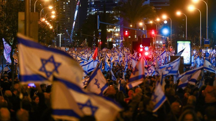 Warga Israel memegang bendera saat mereka memprotes koalisi sayap kanan baru Perdana Menteri Benjamin Netanyahu dan usulan reformasi peradilan untuk mengurangi kekuasaan Mahkamah Agung di Tel Aviv, Israel 4 Februari 2023. Warga Israel memegang bendera saat mereka memprotes koalisi sayap kanan baru Perdana Menteri Benjamin Netanyahu dan usulan reformasi peradilan untuk mengurangi kekuasaan Mahkamah Agung di Tel Aviv, Israel 4 Februari 2023. (REUTERS/Ronen Zvulun)