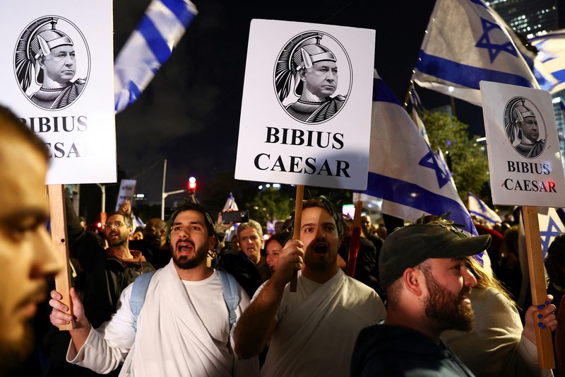 Warga Israel memegang bendera saat mereka memprotes koalisi sayap kanan baru Perdana Menteri Benjamin Netanyahu dan usulan reformasi peradilan untuk mengurangi kekuasaan Mahkamah Agung di Tel Aviv, Israel 4 Februari 2023. Warga Israel memegang bendera saat mereka memprotes koalisi sayap kanan baru Perdana Menteri Benjamin Netanyahu dan usulan reformasi peradilan untuk mengurangi kekuasaan Mahkamah Agung di Tel Aviv, Israel 4 Februari 2023. (REUTERS/Ronen Zvulun)