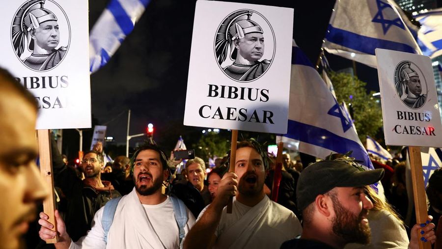 Warga Israel memprotes koalisi sayap kanan baru Perdana Menteri Benjamin Netanyahu dan usulan reformasi peradilan untuk mengurangi kekuasaan Mahkamah Agung di Tel Aviv, Israel 4 Februari 2023. (REUTERS/Ronen Zvulun)