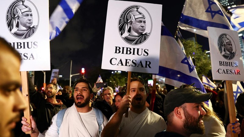 Warga Israel memegang bendera saat mereka memprotes koalisi sayap kanan baru Perdana Menteri Benjamin Netanyahu dan usulan reformasi peradilan untuk mengurangi kekuasaan Mahkamah Agung di Tel Aviv, Israel 4 Februari 2023. (REUTERS/Ronen Zvulun)
