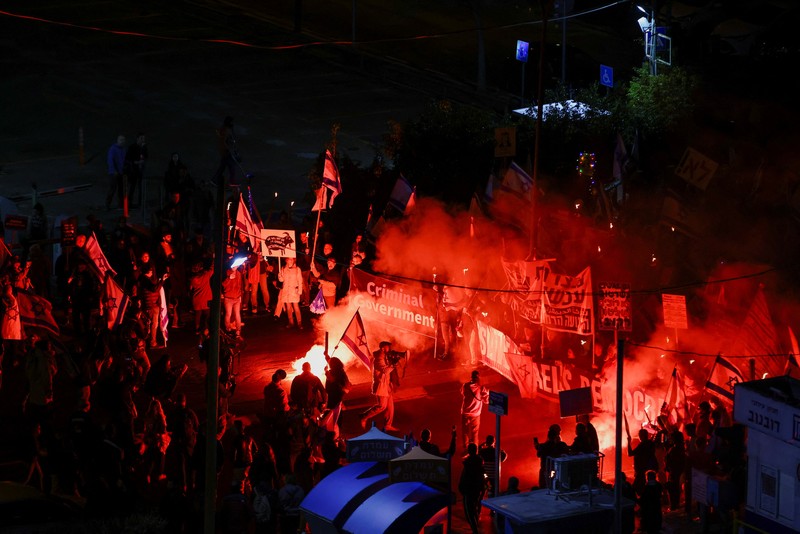 Warga Israel memegang bendera saat mereka memprotes koalisi sayap kanan baru Perdana Menteri Benjamin Netanyahu dan usulan reformasi peradilan untuk mengurangi kekuasaan Mahkamah Agung di Tel Aviv, Israel 4 Februari 2023. Warga Israel memegang bendera saat mereka memprotes koalisi sayap kanan baru Perdana Menteri Benjamin Netanyahu dan usulan reformasi peradilan untuk mengurangi kekuasaan Mahkamah Agung di Tel Aviv, Israel 4 Februari 2023. (REUTERS/Ronen Zvulun)