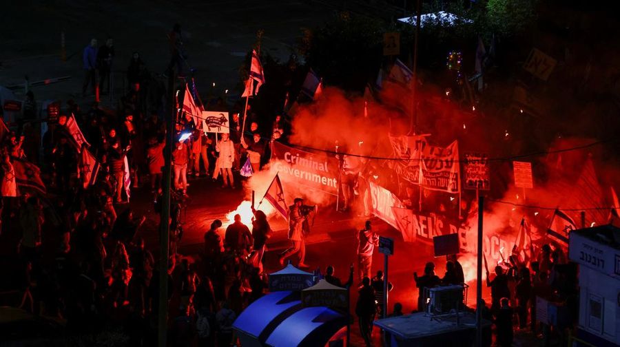Warga Israel memegang bendera saat mereka memprotes koalisi sayap kanan baru Perdana Menteri Benjamin Netanyahu dan usulan reformasi peradilan untuk mengurangi kekuasaan Mahkamah Agung di Tel Aviv, Israel 4 Februari 2023. (REUTERS/Ronen Zvulun)