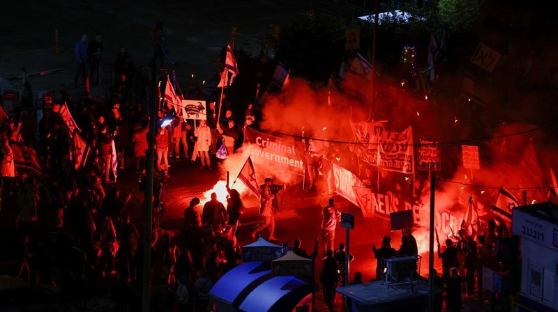 Warga Israel memegang bendera saat mereka memprotes koalisi sayap kanan baru Perdana Menteri Benjamin Netanyahu dan usulan reformasi peradilan untuk mengurangi kekuasaan Mahkamah Agung di Tel Aviv, Israel 4 Februari 2023. (REUTERS/Ronen Zvulun)