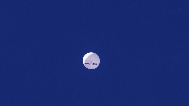 Balon besar melayang di atas Samudra Atlantik, tepat di lepas pantai Carolina Selatan, Sabtu, 4 Februari 2023. (AP/Chad Fish)