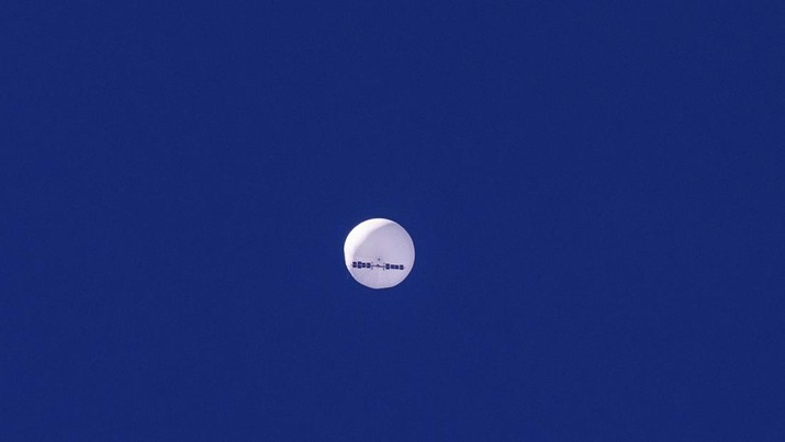 Balon besar melayang di atas Samudra Atlantik, tepat di lepas pantai Carolina Selatan, Sabtu, 4 Februari 2023. (AP/Chad Fish) Balon besar melayang di atas Samudra Atlantik, tepat di lepas pantai Carolina Selatan, Sabtu, 4 Februari 2023. (AP/Chad Fish)