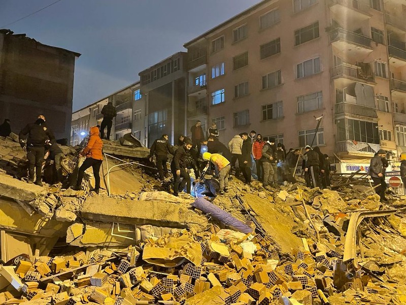 Gempa berkekuatan 7,8 mengguncang pusat Turki (AP/Associated Press staff) Gempa berkekuatan 7,8 mengguncang pusat Turki (AP/Associated Press staff)