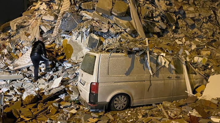 Bangunan hancur setelah gempa berkekuatan 7,4 mengguncang provinsi Kahramanmaras Turkiye, pada 6 Februari 2023 di Diyarbakir, Turki. (Anadolu Agency via Getty Images)