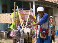 Kisah Kakek Uja, Jualan Mainan Keliling Demi Menyambung Hidup