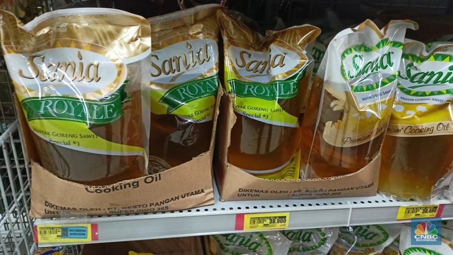 Keberadaan Minyakita, minyak goreng murah dengan harga eceran tertinggi (HET) Rp 14 ribu dari pemerintah langka di pasaran, termasuk di pasar swalayan modern. (CNBC Indonesia/Ferry Sandi)