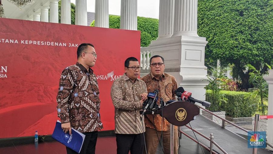 Kepala Badan Pangan Nasional Arief Prasetyo Adi memberikan pernyataan usai rapat di Istana Presiden, Jakarta, Senin (6/2/2023). (CNBC Indonesia/Emir Yanwardhana)