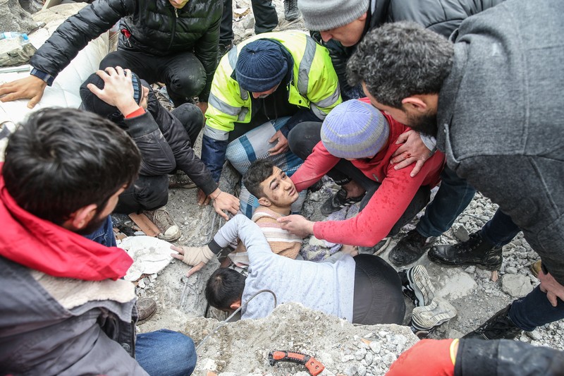 Mehmet Emin Ataoglu diselamatkan di bawah puing-puing bangunan 6 lantai setelah gempa berkekuatan 7,7 melanda distrik Iskenderun di Hatay, Turkiye pada 06 Februari 2023. Mehmet Emin Ataoglu diselamatkan di bawah puing-puing bangunan 6 lantai setelah gempa berkekuatan 7,7 melanda distrik Iskenderun di Hatay, Turkiye pada 06 Februari 2023. Otoritas Manajemen Bencana dan Darurat (AFAD) Turkiye mengatakan gempa berkekuatan 7,7 melanda pada pukul 4.17 pagi ( 0117GMT) dan dipusatkan di distrik Pazarcik di provinsi selatan Kahramanmaras, Turkiye. Provinsi Gaziantep, Sanliurfa, Diyarbakir, Adana, Adiyaman, Malatya, Osmaniye, Hatay, dan Kilis sangat terpengaruh oleh gempa tersebut. (Murat Sengul/Anadolu Agency via Getty Images)