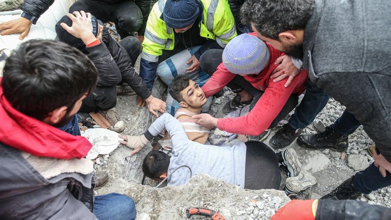Mehmet Emin Ataoglu diselamatkan di bawah puing-puing bangunan 6 lantai setelah gempa berkekuatan 7,7 melanda distrik Iskenderun di Hatay, Turkiye pada 06 Februari 2023. Otoritas Manajemen Bencana dan Darurat (AFAD) Turkiye mengatakan gempa berkekuatan 7,7 melanda pada pukul 4.17 pagi ( 0117GMT) dan dipusatkan di distrik Pazarcik di provinsi selatan Kahramanmaras, Turkiye. Provinsi Gaziantep, Sanliurfa, Diyarbakir, Adana, Adiyaman, Malatya, Osmaniye, Hatay, dan Kilis sangat terpengaruh oleh gempa tersebut. (Murat Sengul/Anadolu Agency via Getty Images)