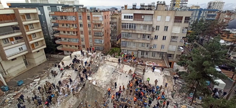 Pandangan udara dari puing-puing saat pencarian dan penyelamatan berlanjut setelah gempa berkekuatan 7,4 melanda provinsi selatan Turki, di Adana, Turki pada 6 Februari 2023. (General Directorate of State Hydraulic Works of Turkiye / Handout/Anadolu Agency via Getty Images)