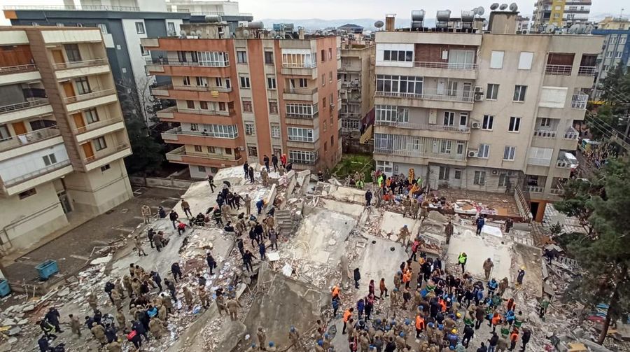 Pandangan udara dari puing-puing saat pencarian dan penyelamatan berlanjut setelah gempa berkekuatan 7,4 melanda provinsi selatan Turki, di Adana, Turki pada 6 Februari 2023. (General Directorate of State Hydraulic Works of Turkiye / Handout/Anadolu Agency via Getty Images)